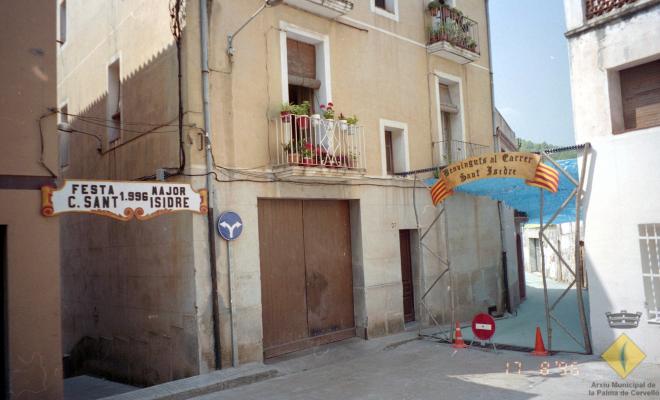 El carrer Sant Isidre decorat amb motiu de la celebració de la Festa Major
