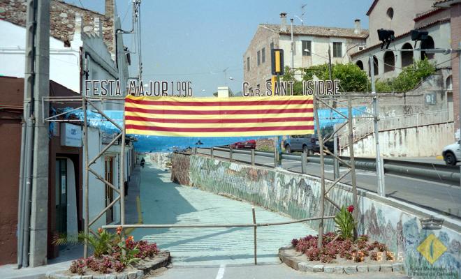 El carrer Sant Isidre decorat amb motiu de la celebració de la Festa Major