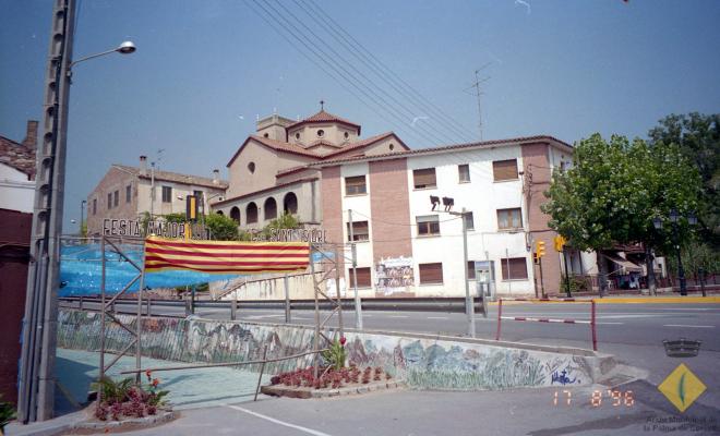 El carrer Sant Isidre decorat amb motiu de la celebració de la Festa Major