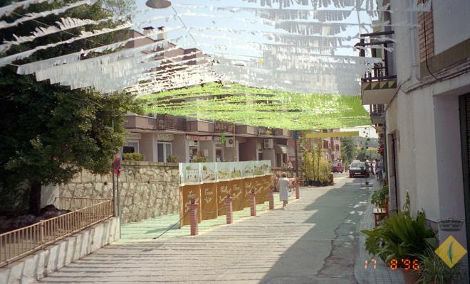 El carrer Santa Maria decorat amb motiu de la celebració de la Festa Major