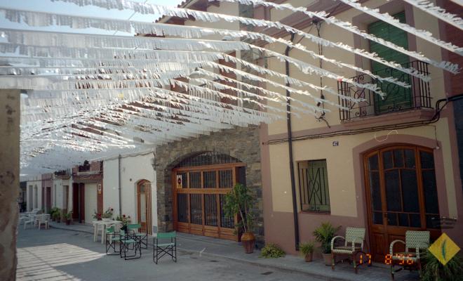 El carrer Santa Maria decorat amb motiu de la celebració de la Festa Major