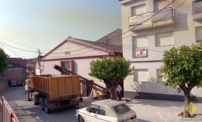 Camió al carrer Sant Cristòfol davant la seu de la Societat Aliança Palmarenca