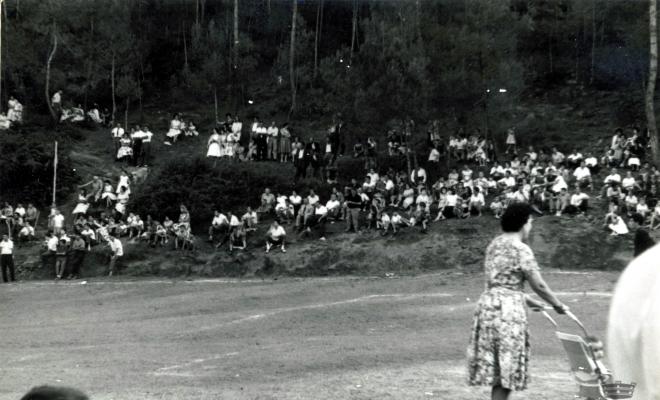 Públic al camp de futbol vell de la Palma