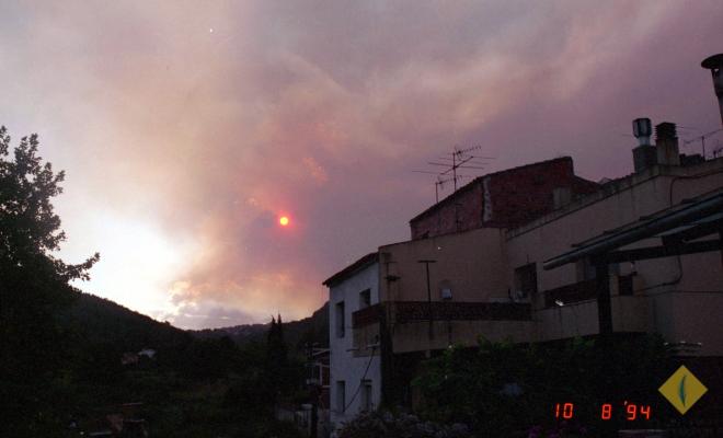 Fum d'incendi forestal tapant el sol a la Palma de Cervelló