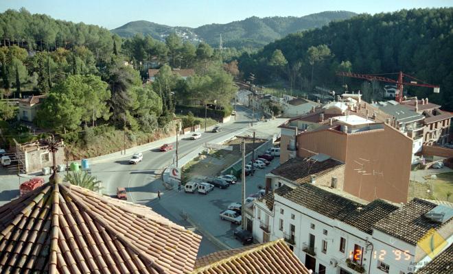 Vista de l'entrada de la Palma amb l'edifici de l'ajuntament en construcció
