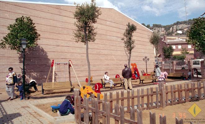Parc infantil a la confluència del carrer Canigó i el carrer Pirineu