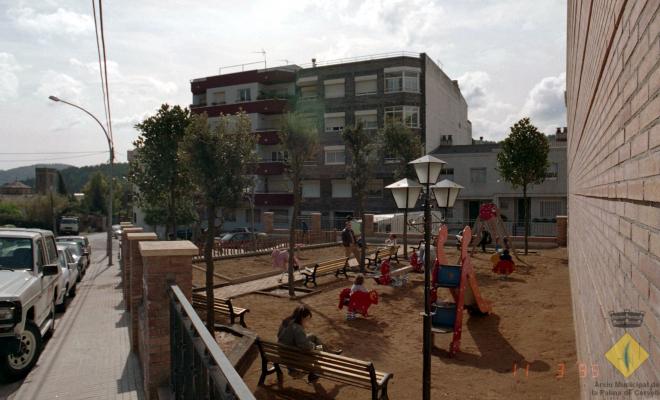 Parc infantil a la confluència del carrer Canigó i el carrer Pirineu