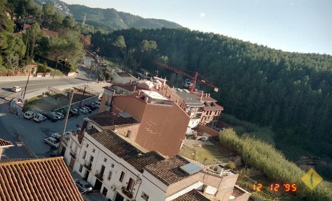 Vista de l'entrada de la Palma amb l'edifici de l'ajuntament en construcció