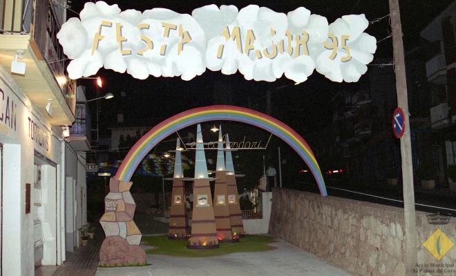 El carrer Santa Maria decorat durant la celebració de la Festa Major