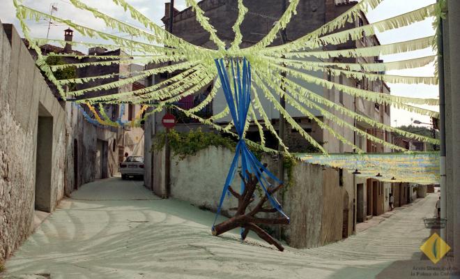 Confluència dels carrers Sant Isidre i Nostra Senyora de Montserrat decorats per Festa Major