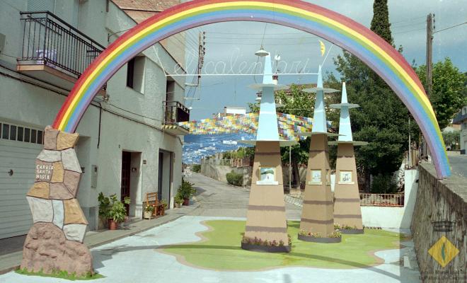 El carrer Santa Maria decorat durant la celebració de la Festa Major