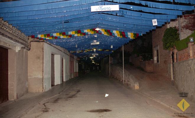 El carrer Santa Maria decorat durant la celebració de la Festa Major