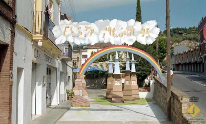 El carrer Santa Maria decorat durant la celebració de la Festa Major