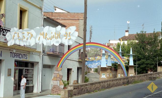 El carrer Santa Maria decorat durant la celebració de la Festa Major