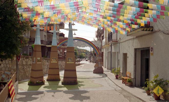 El carrer Santa Maria decorat durant la celebració de la Festa Major