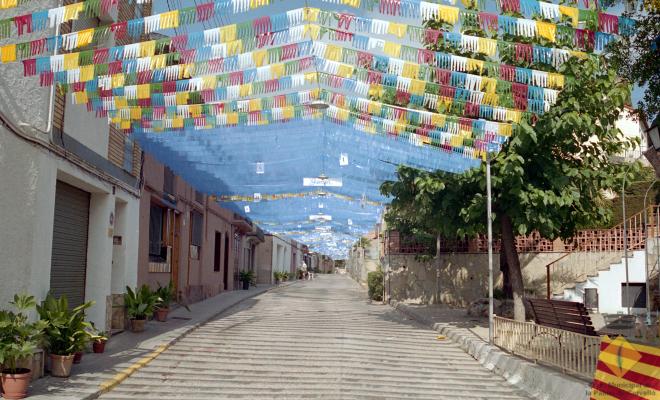 El carrer Santa Maria decorat durant la celebració de la Festa Major