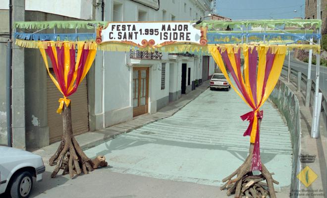 El carrer Sant Isidre decorat durant la celebració de la Festa Major