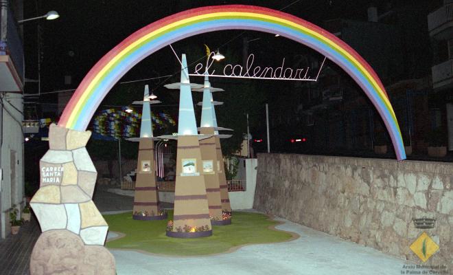 El carrer Santa Maria decorat durant la celebració de la Festa Major