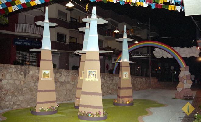El carrer Santa Maria decorat durant la celebració de la Festa Major