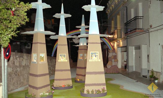 El carrer Santa Maria decorat durant la celebració de la Festa Major