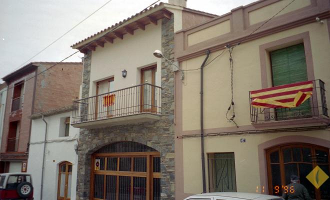 Façanes del carrer Santa Maria decorades amb la senyera el dia de la Diada Nacional de Catalunya