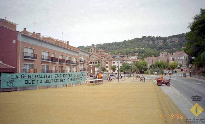 Vista de l'avinguda Catalunya amb un cartell a favor de la segregació de la Palma