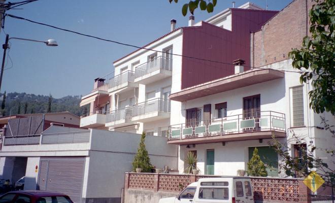 Façana de nova promoció immobiliària al carrer Sant Jordi