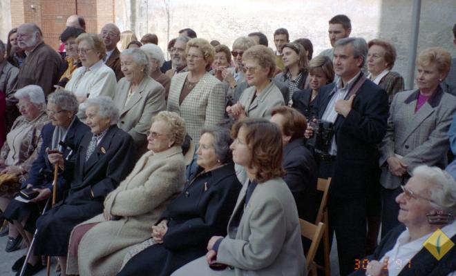 Públic durant un concert de caramelles a la plaça de l'Església