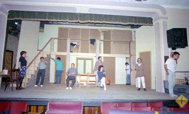 Assaig de l'obra de teatre Pel davant i pel darrera a la seu de l'Aliança Palmarenca