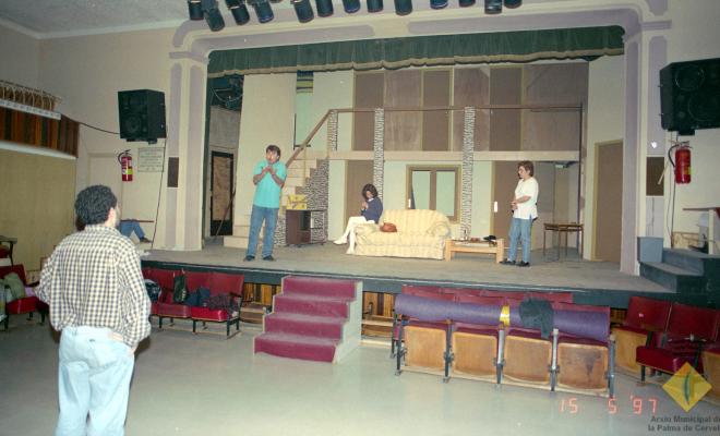 Assaig de l'obra de teatre Pel davant i pel darrera a la seu de l'Aliança Palmarenca