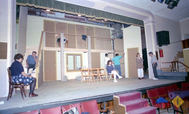 Assaig de l'obra de teatre Pel davant i pel darrera a la seu de l'Aliança Palmarenca
