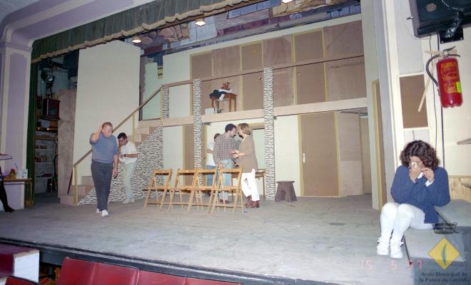 Assaig de l'obra de teatre Pel davant i pel darrera a la seu de l'Aliança Palmarenca
