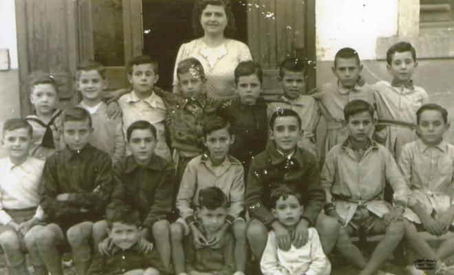 Grup escolar amb mestra i alumnes