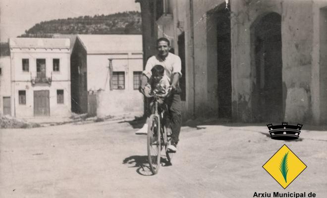 Pare i fill en bicicleta al carrer de Santa Maria