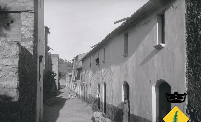 Cases blanques aliniades al carrer sant Isidre de la Palma