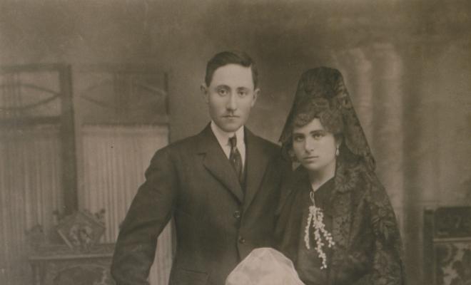 Retrat d'estudi pel casament de Miquel Planas Bartralot i Consol Roca Ollé