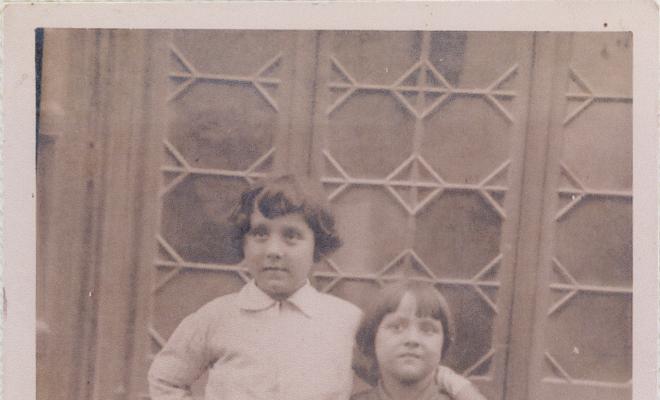 Les germanes Rosa i Irene Planas Roca davant ca l'oncle Fidel a Cervelló