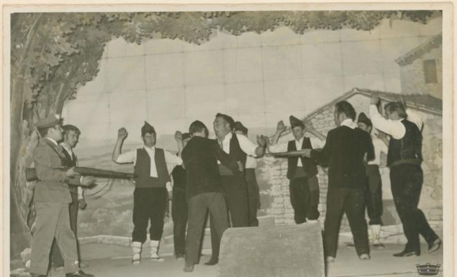 Obra de teatre a l'Aliança probablement Muntanyes del Canigó