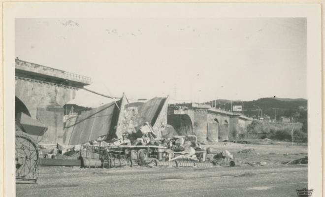 El pont de Carles III després de l'ensorrament d'un pilar