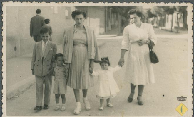 Grup familiar caminant pel carrer