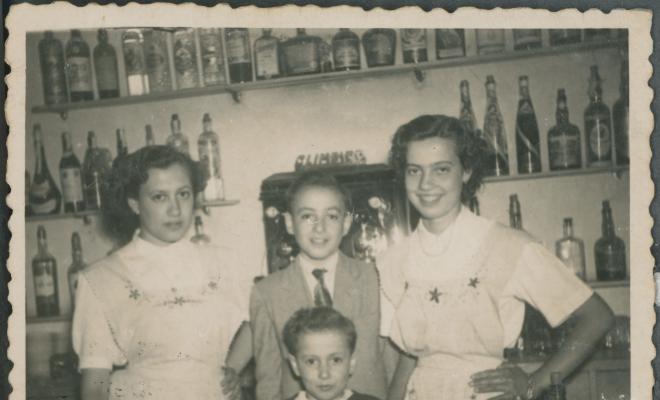 Els germans Balasch Pi a la barra del bar de l'Aliança