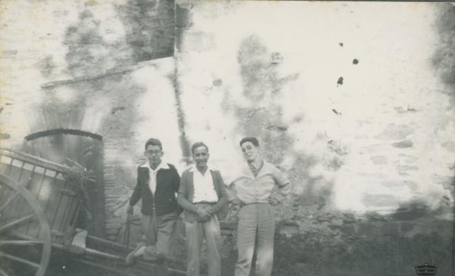 Tres amics davant un carro d'escala