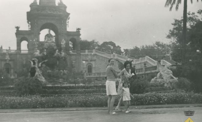 Noies i nena davant la Cascada del Parc de la Ciutadella