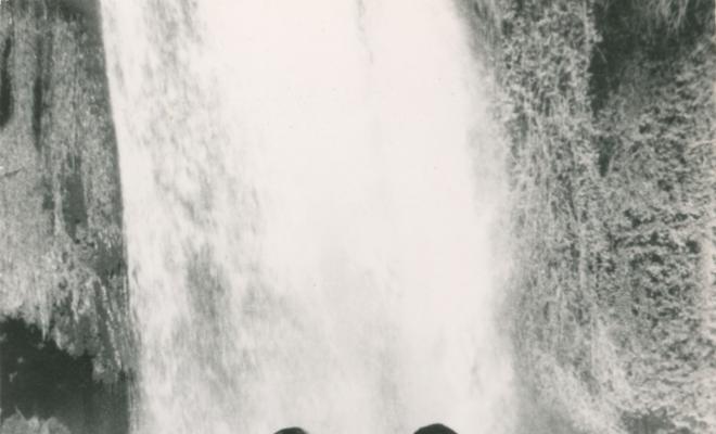 Montserrat Ollé i Jaume Balasch davant del salt d'aigua del Monasterio de Piedra