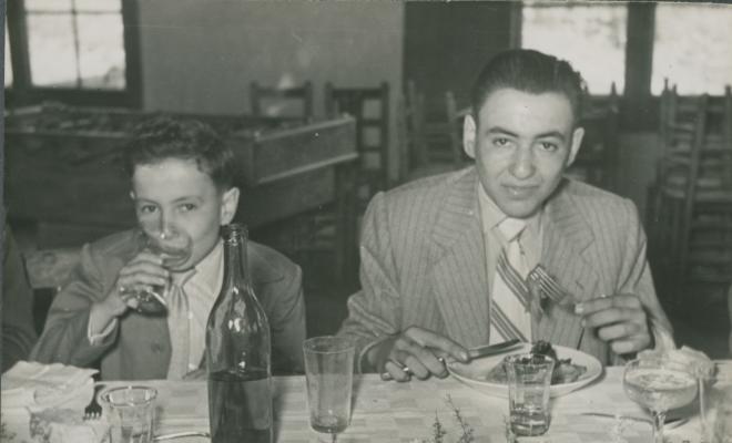 Dos infants entaulats durant un àpat, probablement un casament