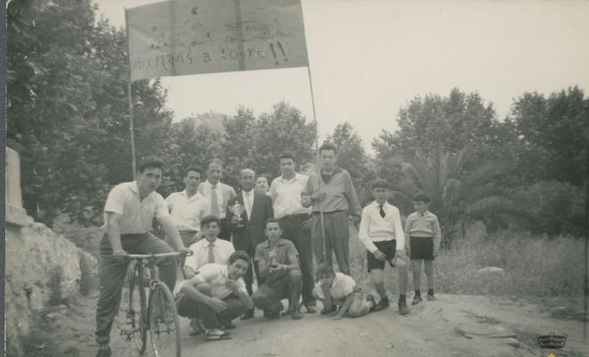 Grup de joves amb una pancarta amb l'escrit Nois mans a l'obre!!