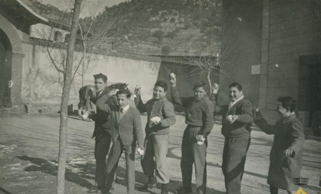 Nens amb boles de neu a la plaça de l'església