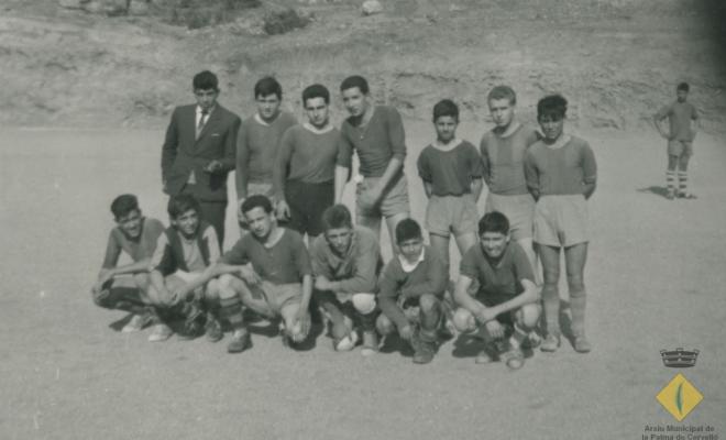 Equip de futbol de la Unió Esportiva la Palma abans de l'inici d'un partit