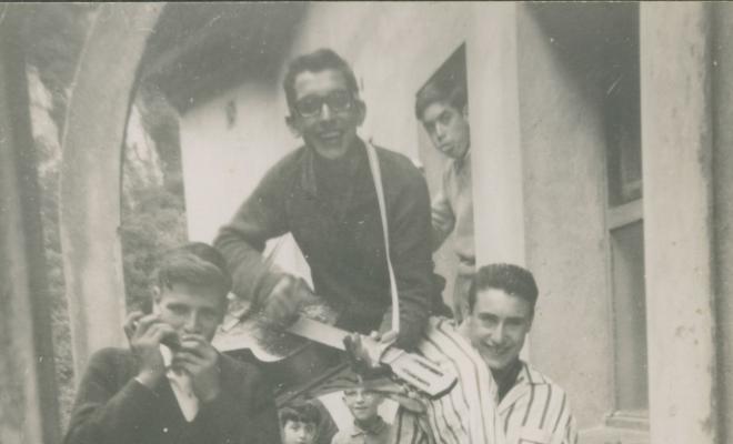 El grup Els cors catalans en una cel·la en motiu de la romiatge de la parròquia a Montserrat