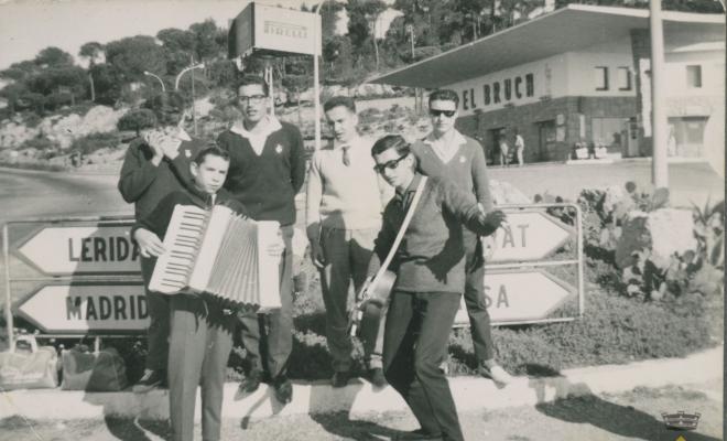 Grup de joves Els cors catalans amb instruments musicals davant el restaurant del Bruc
